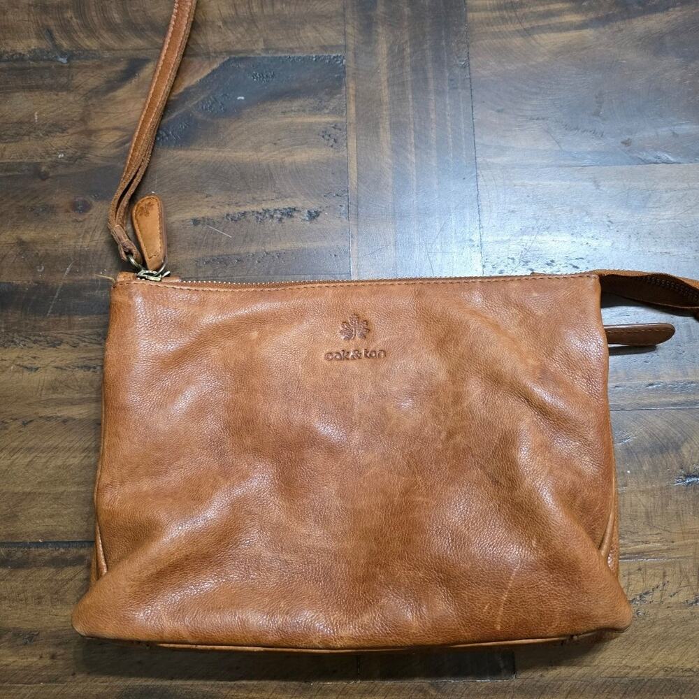 Oak & Tan Cognac Genuine Leather Triple Zip Clutch Wristlet Purse Base